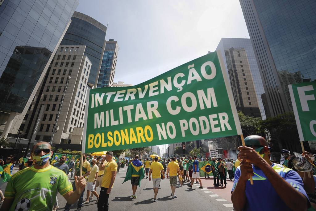 MANIFESTACAO-BOLSONARO-INTEVENCAO-MILITAR-2021-02.jpg PRÓ-GOLPE - Avenida Paulista no ano passado: ataques às instituições e vários organizadores processados ou presos -