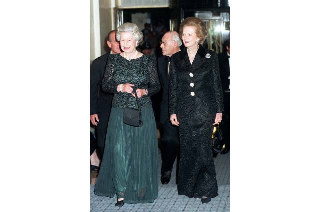 Rainha Elizabeth II com Margaret Thatcher, em 1995 - Rainha Elizabeth II com Margaret Thatcher, em 1995 -