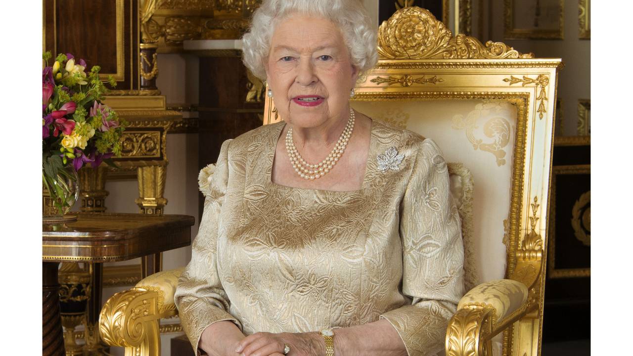 In this photograph released by Buckingham Palace for Canada Day on July 1, 2017, Britain's Queen Elizabeth II wears the maple leaf brooch - made of platinum and set with diamonds - inherited from her mother, Britain's Queen Elizabeth and given to her by her husband King George VI during their visit to Canada, to mark the 150th anniversary of Confederation. / AFP PHOTO / BUCKINGHAM PALACE / Ian Leslie MACDONALD