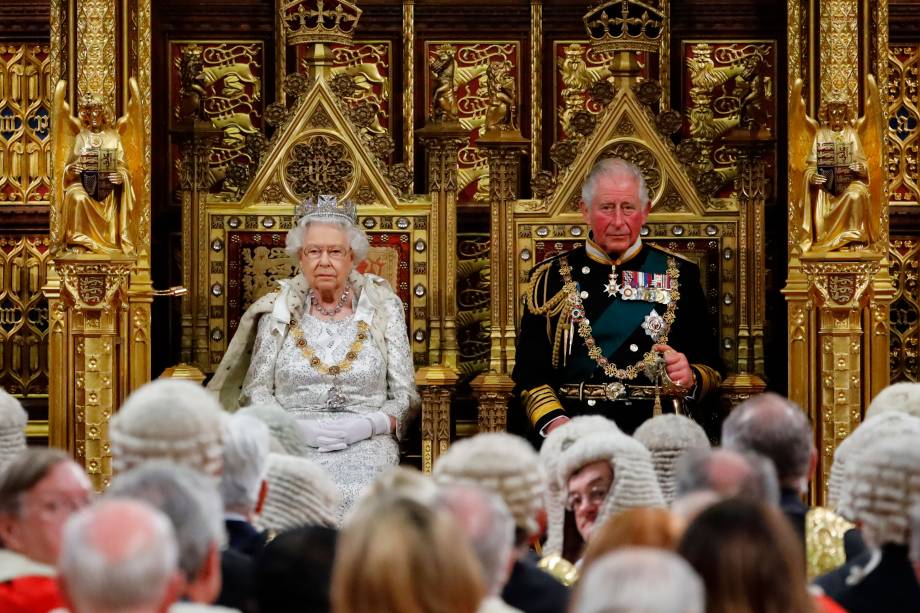 A rainha Elizabeth II ao lado do filho, o príncipe Charles -