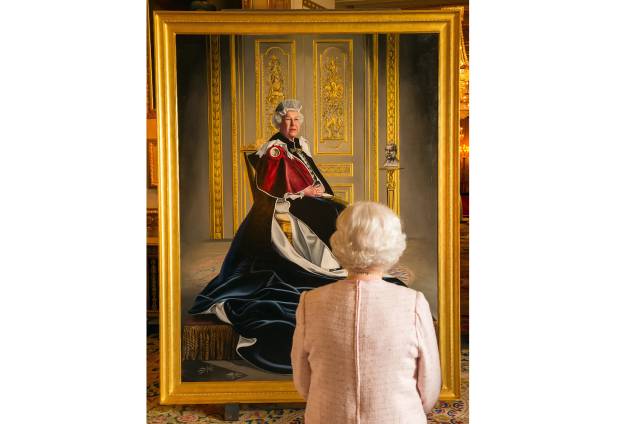 Rainha Elizabeth II vendo uma pintura de si mesma do artista britânico Henry Ward, no Castelo de Windsor - Rainha Elizabeth II vendo uma pintura de si mesma do artista britânico Henry Ward, no Castelo de Windsor -