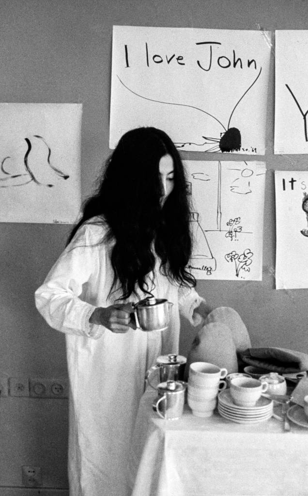 Yoko Ono de pijama servindo chá ao fotógrafo Luiz Garrido, no Hotel Hilton de Amsterdam durante o protesto 'Bed in for Peace' - Yoko Ono de pijama servindo chá ao fotógrafo Luiz Garrido, no Hotel Hilton de Amsterdam durante o protesto 'Bed in for Peace' -