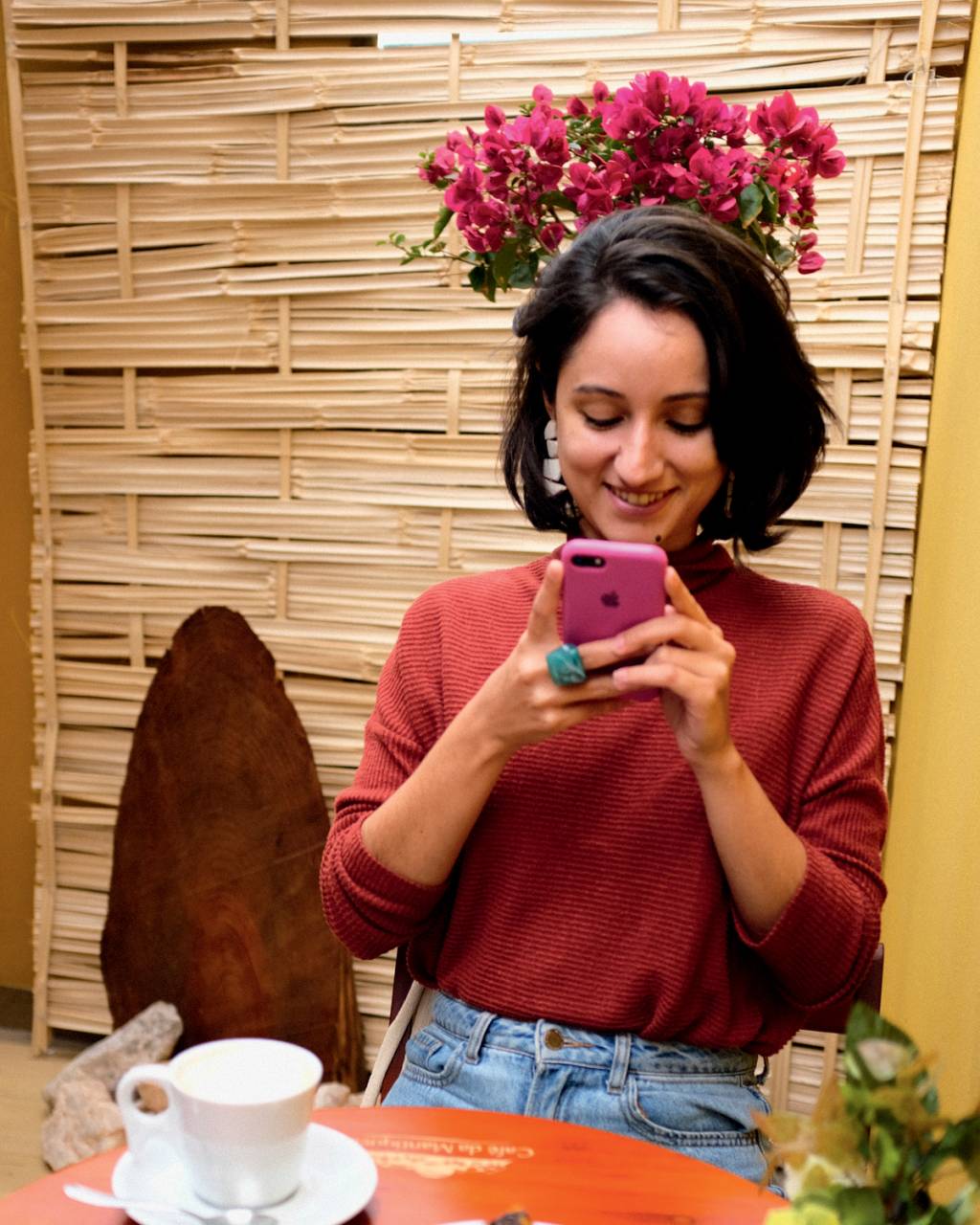 cGabriela Moscardini, 27, jornalista, MG 90.jpg SECRETÁRIA DIGITAL - No trabalho remoto, os compromissos se acumularam e Gabriela Moscardini, 27 anos, rendeu-se aos aplicativos com lembretes. “Joguei fora pilhas de listas de tarefas, que eu fazia desde pequena”, conta -
