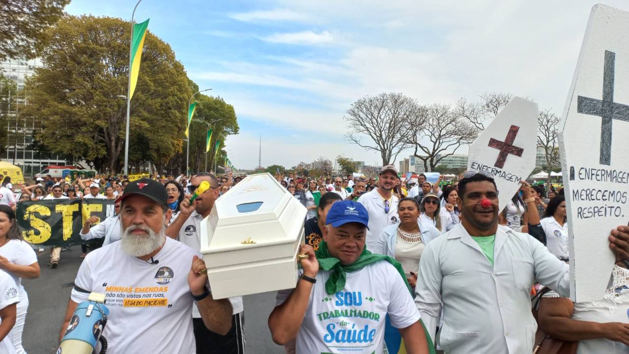 Enfermeiros protestam durante desfile da Independência em Brasília
