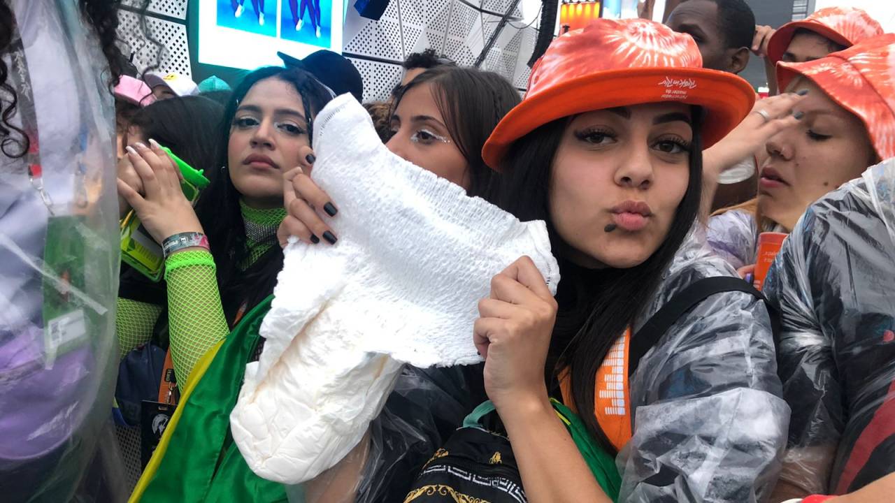 A carioca Gabriela Freitas, de 20 anos, foi ao show de Justin Bieber usando fralda