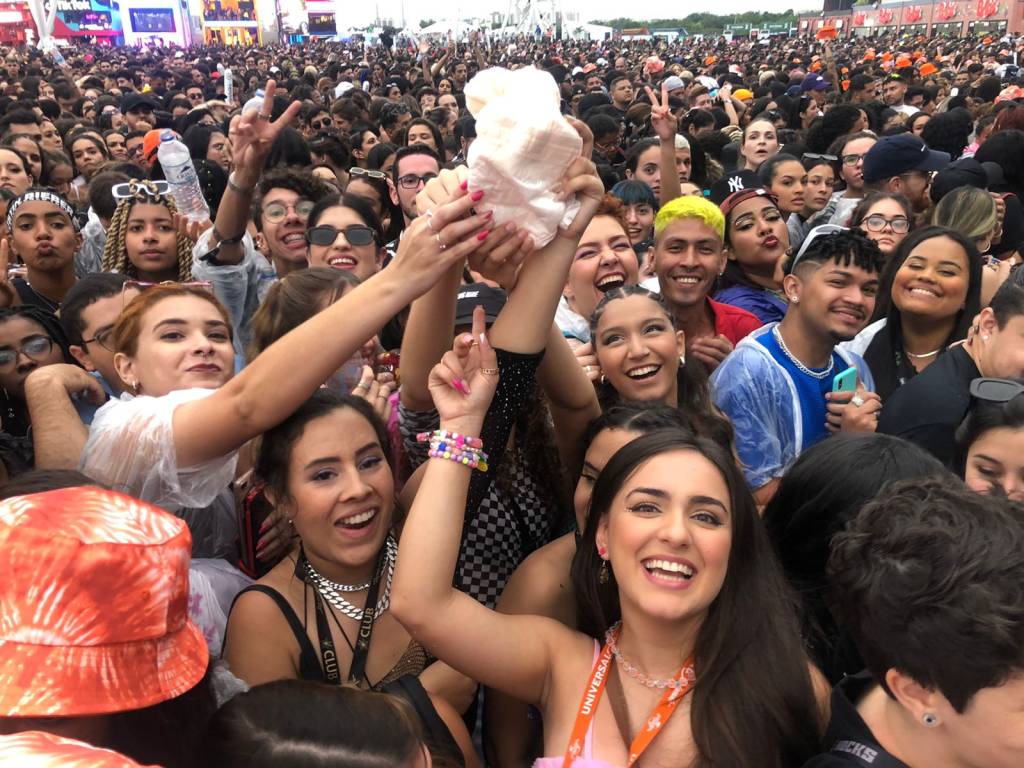 fralda04 A paulista Natalia da Cruz Muniz, de 24 anos, e a cearense Sara Costa, de 25 anos, também estavam usando fraldas no Rock in Rio para não perder o lugar na grade do show de Justin Bieber