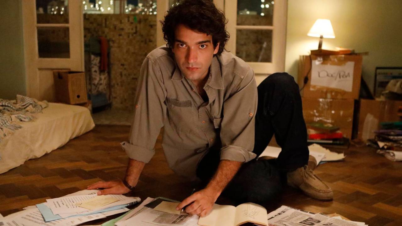 Humberto Carrão como Caco Barcellos na série "Rota 66: A Polícia que Mata", do Globoplay