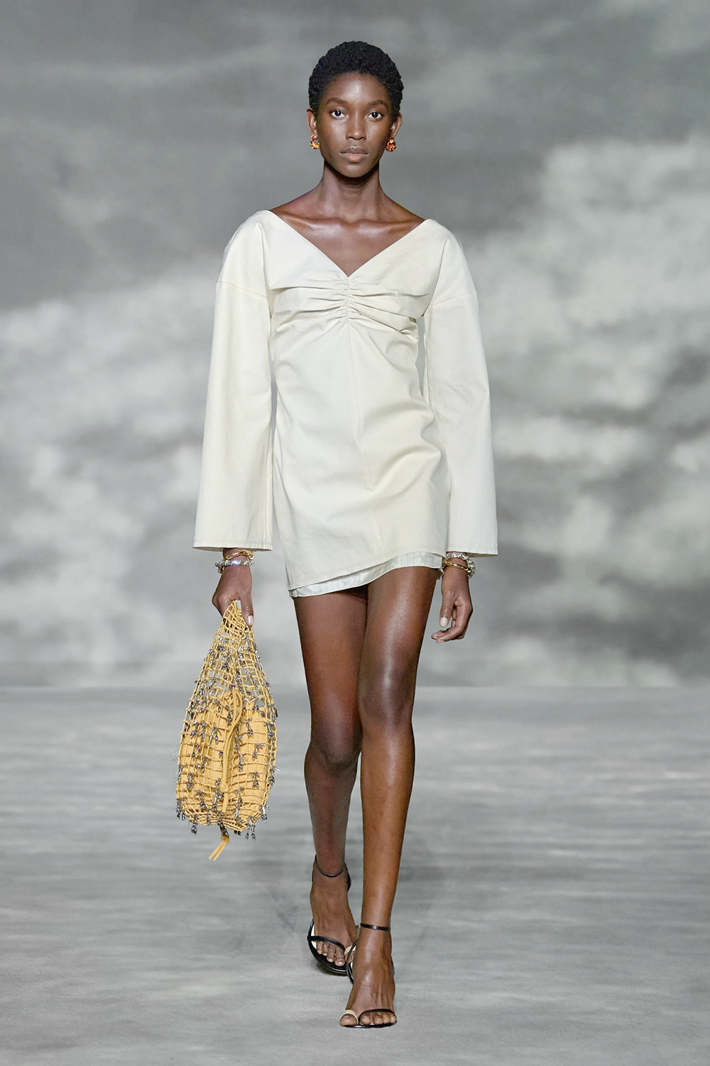 00027-lanvin-spring-2023-ready-to-wear-credit-brand.jpg VERSÃO - Tecido: volume geométrico -
