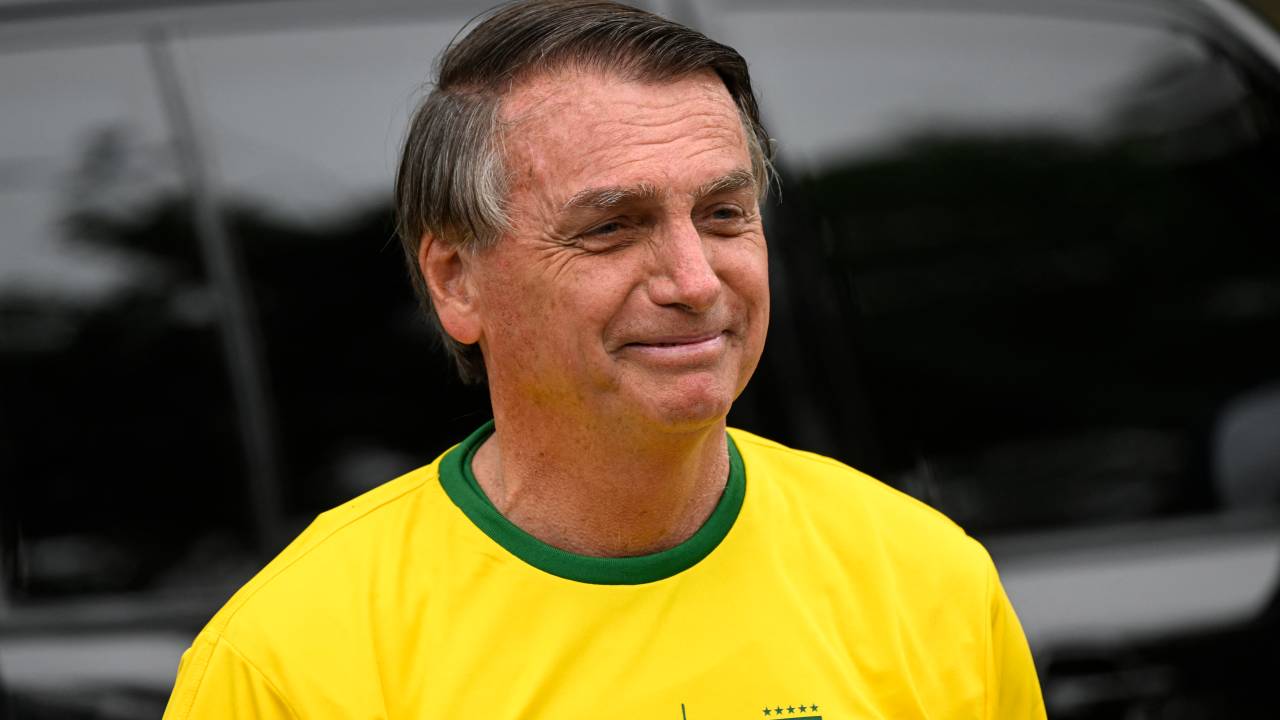 Brazilian president and re-election candidate Jair Bolsonaro arrives at a polling station to vote during the legislative and presidential election, in Rio de Janeiro, Brazil, on October 2, 2022. - Voting began early Sunday in South America's biggest economy, plagued by gaping inequalities and violence, where voters ar expected to choose between far-right incumbent Jair Bolsonaro and leftist front-runner Luiz Inacio Lula da Silva, any of which must garner 50 percent of valid votes, plus one, to win in the first round. (Photo by MAURO PIMENTEL / AFP)
