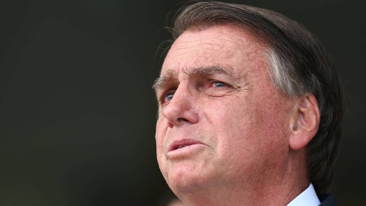 Brazilian President and re-election candidate Jair Bolsonaro speaks to the press with watery eyes, at Alvorada Palace in Brasilia, on October 5, 2022. - Brazil's bitterly divisive presidential election will be decided in a runoff on October 30 as incumbent Jair Bolsonaro beat first-round expectations to finish a closer-than-expected second to front-runner Luiz Inacio Lula da Silva in the October 2 first round. (Photo by EVARISTO SA / AFP)