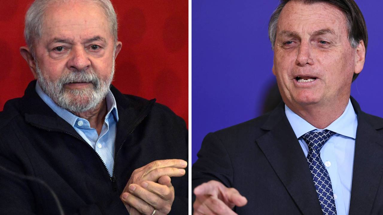 (COMBO) This combination of pictures created on October 5, 2022 shows former President (2003-2010) Luiz Inacio Lula da Silva (L) attending the launching of his government program guidelines for the October elections, in Sao Paulo, Brazil, on June 21, 2022, and Brazilian President Jair Bolsonaro gesturing during the launching of the Alliance for Volunteering aid program at Planalto Palace in Brasilia, on November 9, 2020. - Brazil's bitterly divisive presidential election will be decided in a runoff on October 30 as incumbent Jair Bolsonaro beat first-round expectations to finish a closer-than-expected second to front-runner Luiz Inacio Lula da Silva in the October 2 first round. (Photo by Nelson ALMEIDA and EVARISTO SA / AFP)