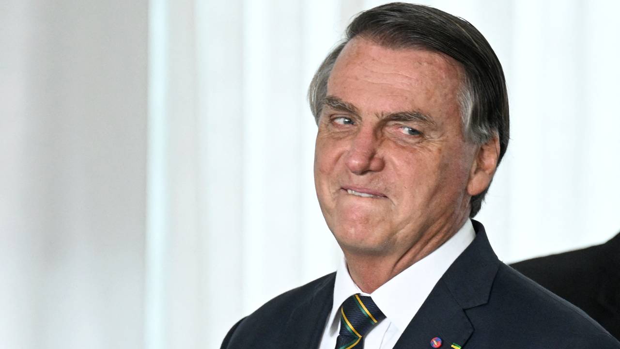 Brazilian President and re-election candidate Jair Bolsonaro gestures during a meeting elected lawmakers at Alvorada Palace in Brasilia on October 6, 2022. - Brazil's bitterly divisive presidential election will be decided in a runoff on October 30 as incumbent Jair Bolsonaro beat first-round expectations to finish a closer-than-expected second to front-runner Luiz Inacio Lula da Silva in the October 2 first round. (Photo by EVARISTO SA / AFP)