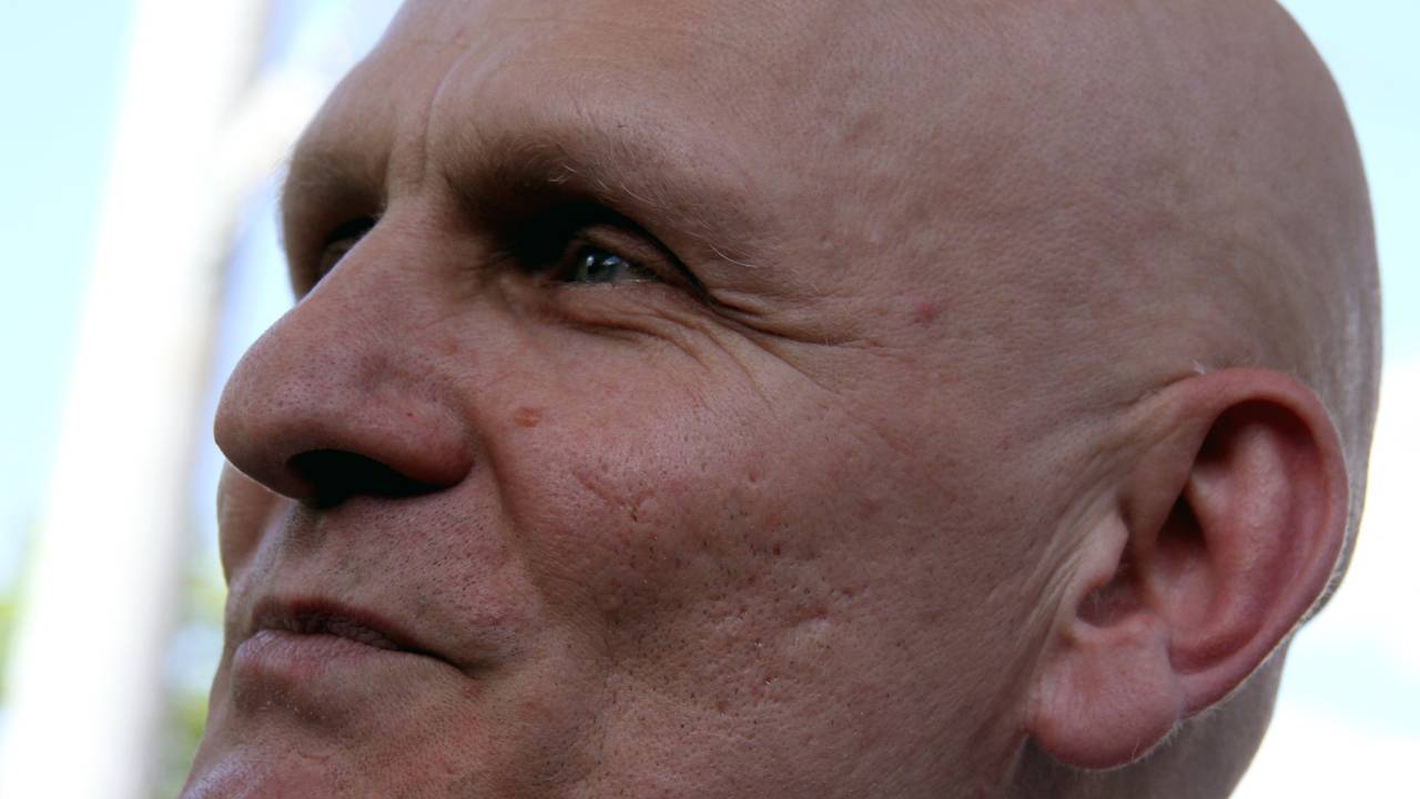 (FILES) In this file photo taken on June 21, 2014 Belarus prominent rights activist Ales Belyatsky looks on while ariving in the capital Minsk after being released from jail. - The Norwegian Nobel Committee awarded the 2022 Nobel Peace Prize to human rights advocate Ales Bialiatski from Belarus, the Russian human rights organisation Memorial and the Ukrainian human rights organisation Center for Civil Liberties. (Photo by SERGEI GAPON / AFP)