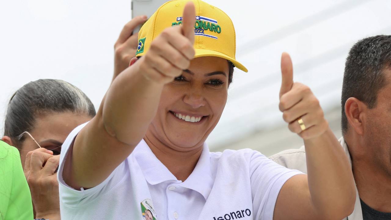 Brazil's First Lady Michelle Bolsonaro greets supporters before arriving to an event called "Women for Brazil" in Manaus, Amazonas state, Brazil, on October 11, 2022. (Photo by Michael DANTAS / AFP)