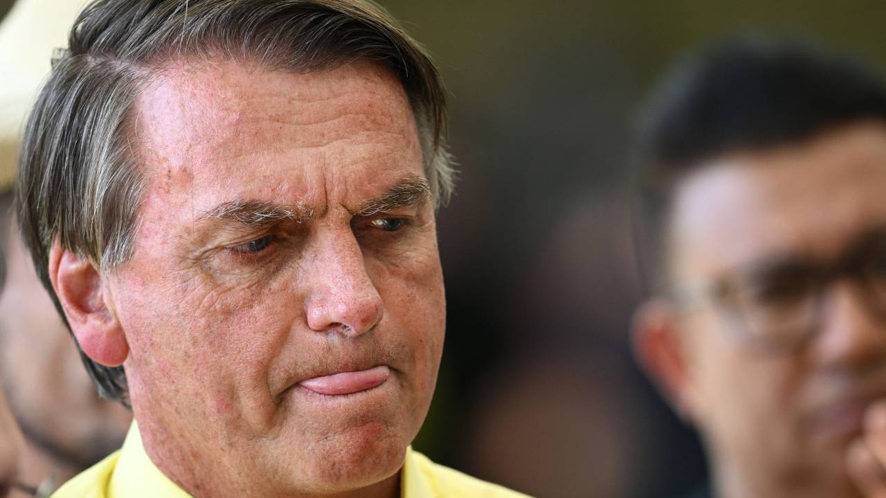 Brazilian President and presidential candidate Jair Bolsonaro gestures during a meeting with country singers at the Alvorada Palace in Brasilia, Brazil, on October 17, 2022. - Lula da Silva and president Jair Bolsonaro will face in the second round of a presidential election on October 30, with the expectation of a close contest pushing both sides to intensify their attacks in the run-up. (Photo by EVARISTO SA / AFP)