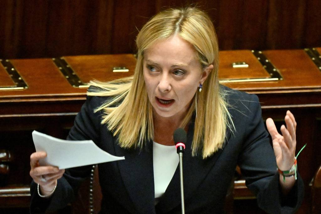 Ao Parlamento italiano, Giorgia Meloni nega qualquer relação com fascismo