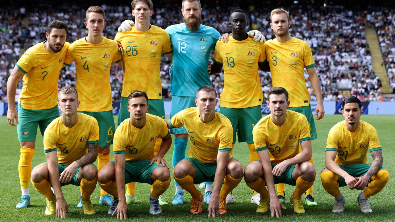 Nesta foto de arquivo tirada em 25 de setembro de 2022, jogadores da equipe Austrália posam para uma foto de grupo durante uma partida amistosa de futebol internacional entre Austrália e Nova Zelândia no Eden Park em Auckland. - O time de futebol da Austrália em 27 de outubro de 2022 condenou os abusos dos direitos humanos no Catar antes da Copa do Mundo, tornando-se o primeiro participante a criticar coletivamente o anfitrião