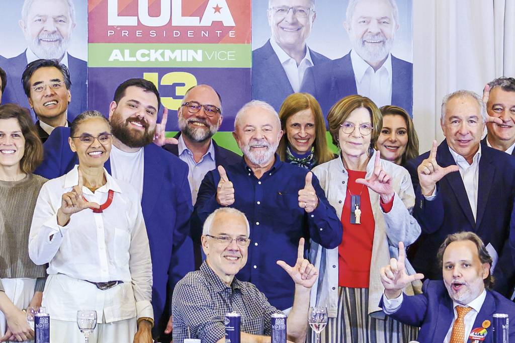 10102022-lula-com-representantes-de-movimentos-sociais_52418860782_o.jpg FAÇA O “L” - Lara Resende (à frente) e Neca Setubal, do Itaú (de vermelho): reforço -