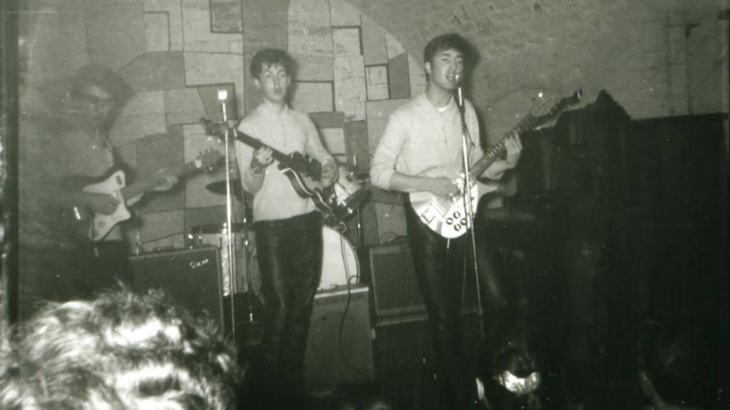 221003131634-01-beatles-cavern-tracks Uma imagem rara de 1961 mostrando (esq.) George Harrison, Paul McCartney e John Lennon. O baterista Pete Best está parcialmente visível -