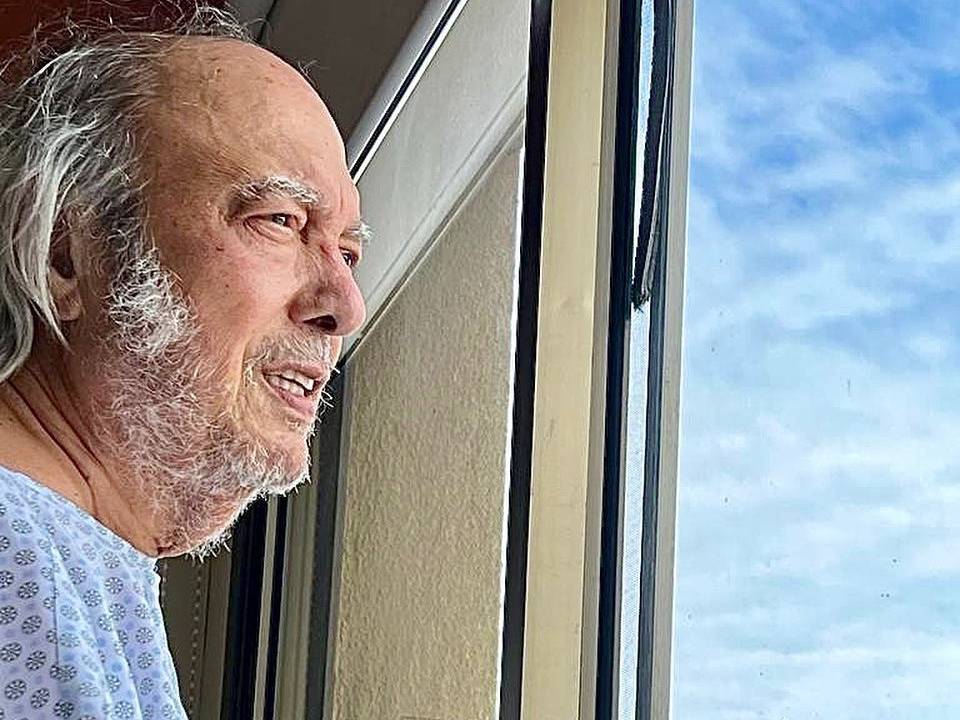 O músico e compositor Erasmo Carlos posta foto no hospital