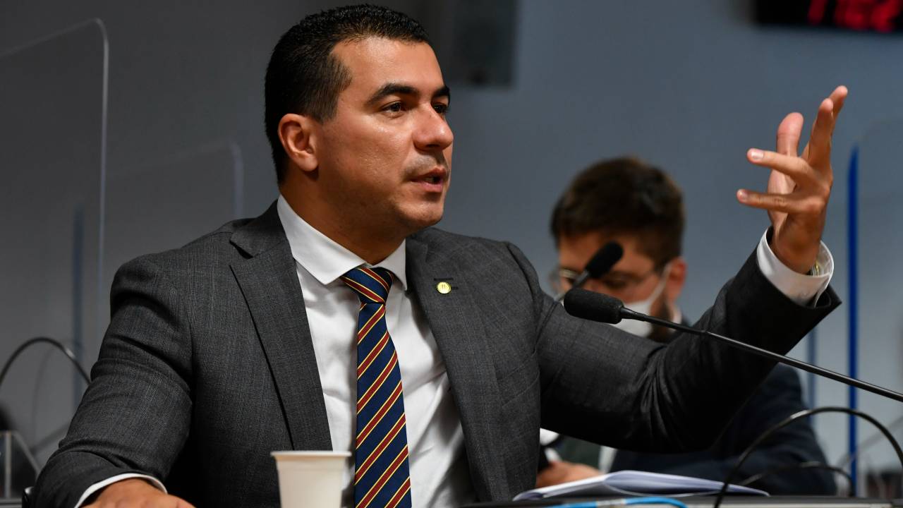 Comissão Mista Permanente sobre Migrações Internacionais e Refugiados (CMMIR) realiza reunião semipresencial para apreciação do plano de trabalho e de requerimentos. À bancada, em pronunciamento, deputado Luis Miranda (DEM-DF). Mesa: relator da CMMIR, deputado Túlio Gadêlha (PDT-PE). Foto: Leopoldo Silva/Agência Senado