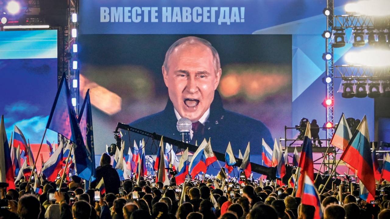 O GRANDE IRMÃO - Putin discursa em telão na Praça Vermelha: medidas de impacto se revelam cheias de inconsistências -