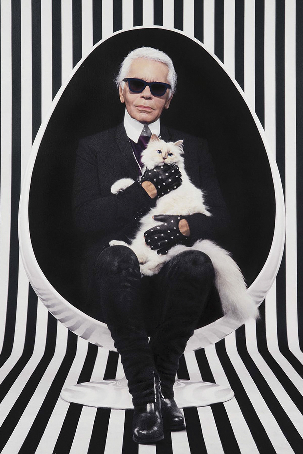 ABRE-KARL-LAGERFIELD-1.jpg2 GÊNIO - Excêntrico: Lagerfeld (na foto com a gata Choupette) salvou a Chanel -