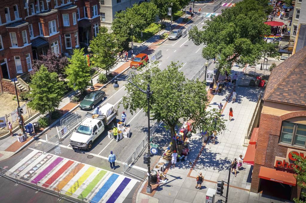 ARQUITETURA-LGBTQ-WASHINGTON-DC-2017-09.jpg DIVERSIDADE - Washington: a faixa colorida homenageou a comunidade LGBTQIA+ -