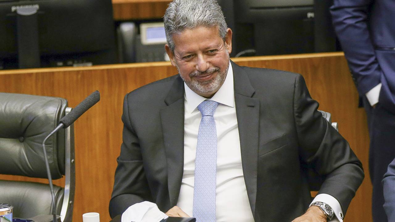 PODER - Arthur Lira: o presidente da Câmara é um dos grandes nomes por trás das negociações de repasses -