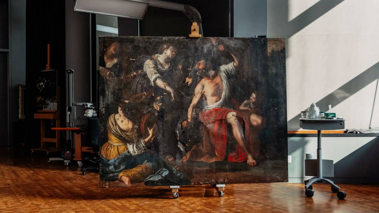 Devido a explosão em Beirute, no Líbano, a pintura de Artemisia Gentileschi está em péssimas condições, com um rasgo de 20 polegadas perto do joelho de Hércules. Apoiada em um cavalete no estúdio de conservação Getty em Los Angeles, nos Estados Unidos, a tela pintada por está repleta de buracos e rasgos. 25/10/2022