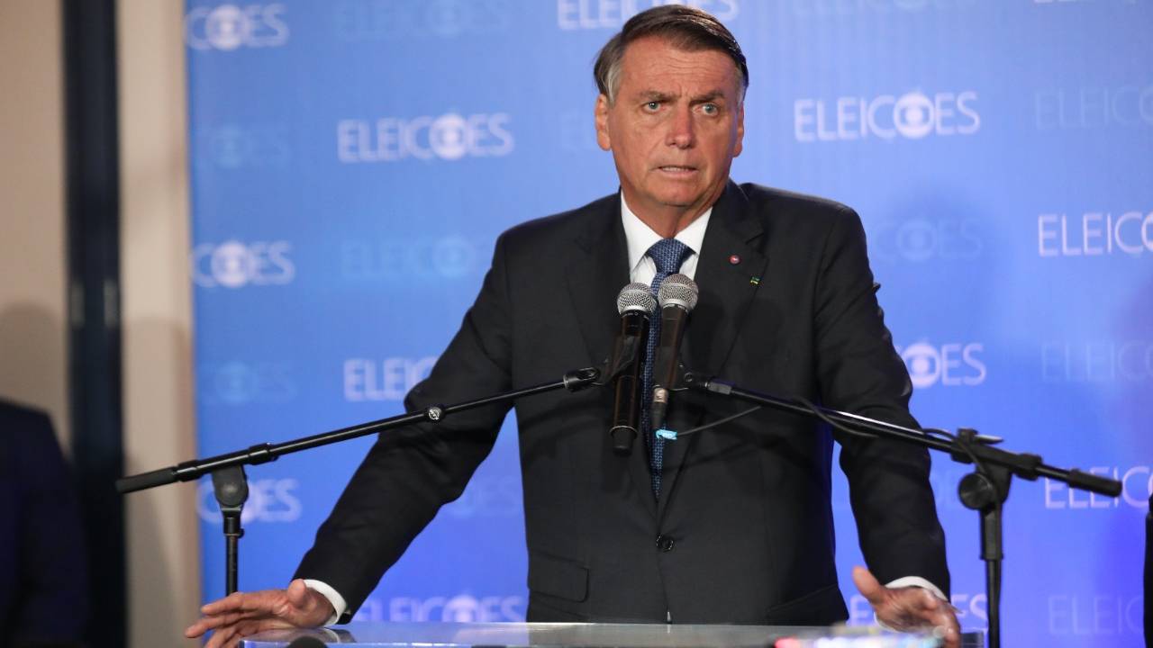 O presidente Jair Bolsonaro dá entrevista após o debate na TV Globo