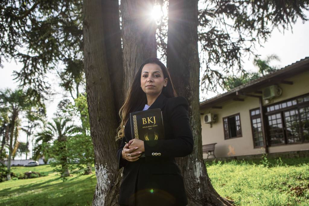 CONSERVADORES-ELAINE-HAUER-ELEICAO-2022-01.jpg UM VOTO DE FÉ - Aos 42 anos, Eliane Hauer, estudante de teologia e evangélica, nunca deu bola para política, até que viu avançar uma agenda progressista, que ela repudia. “Se dormirmos no ponto, os banheiros serão unissex e vão ficar abordando sexo nas escolas”, teme. -