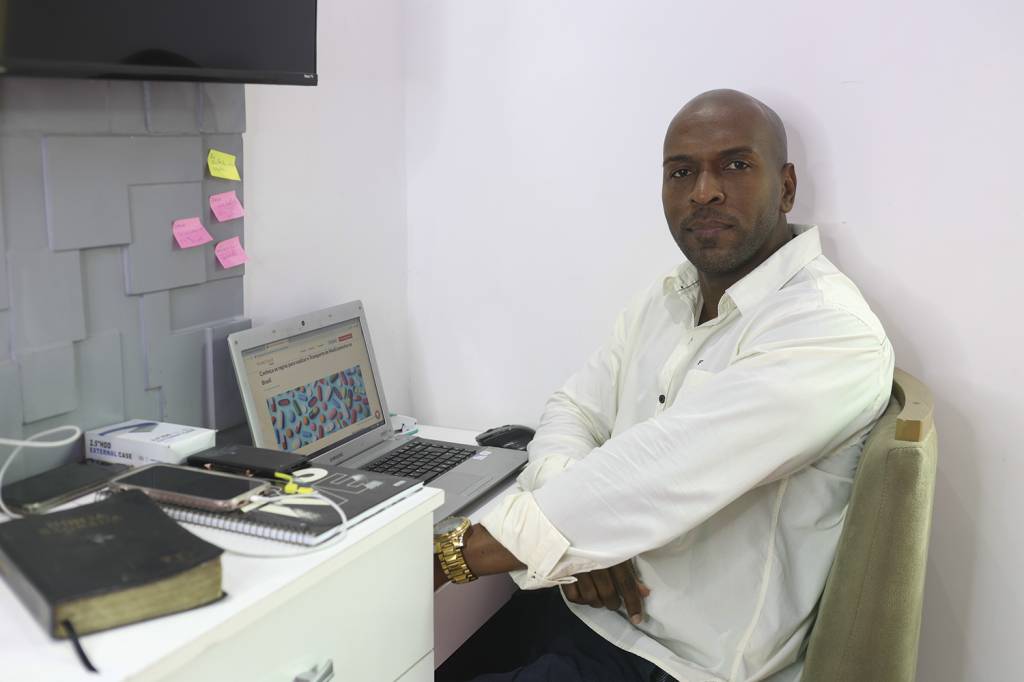 CONSERVADORISMO-JULIO-CESAR-PERSONAGEM-2022-3.JPG A VIDA POR CONTA PRÓPRIA - Após anos de carteira assinada, Júlio dos Santos, 41, enveredou pela trilha do empreendedorismo. O hoje vendedor de medicamentos, que mora na Baixada Fluminense, ganha mais e dispara contra o Estado: “Ele é ineficiente e precisa ser reformado”. -