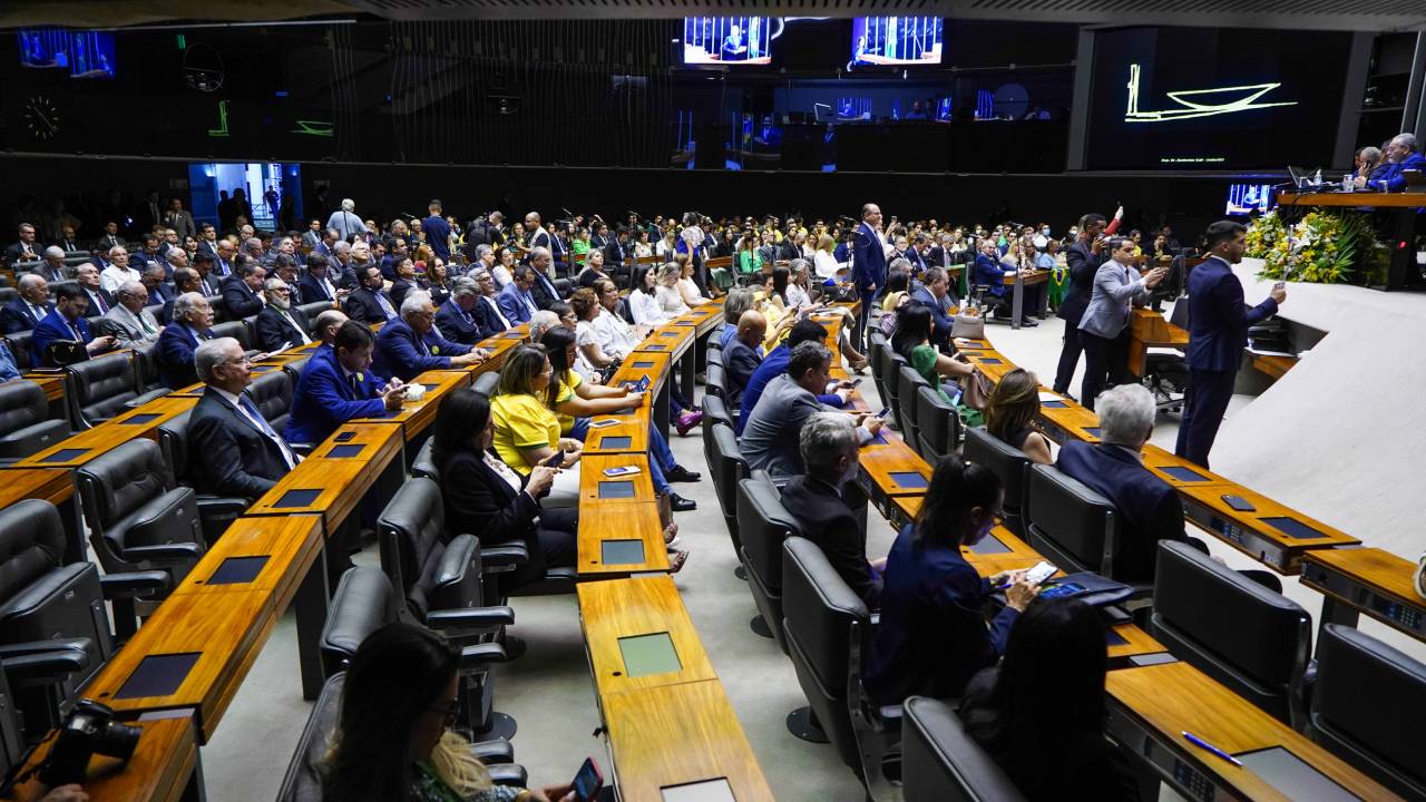 Sessão da Câmara dos Deputados que aprovou urgência a projeto que pune institutos de pesquisa //