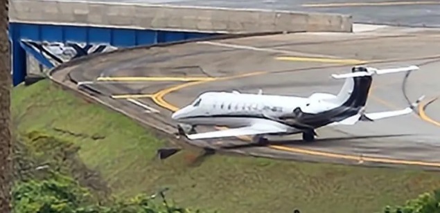 Pneus estouram e avião quase sai da pista