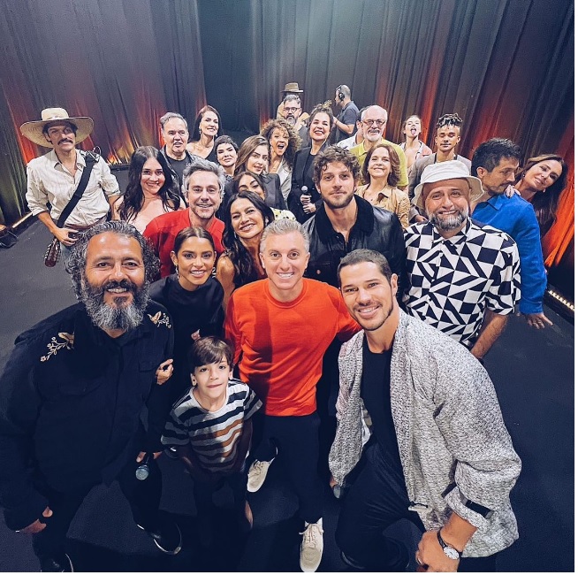 Luciano Huck com o elenco de Pantanal e de Travessia -
