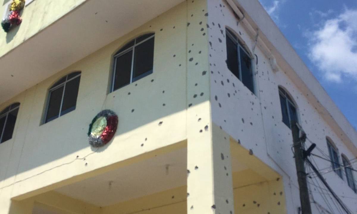 Imagens do local mostraram a prefeitura de San Miguel Totolapan cheia de buracos de balas - 06/10/2022