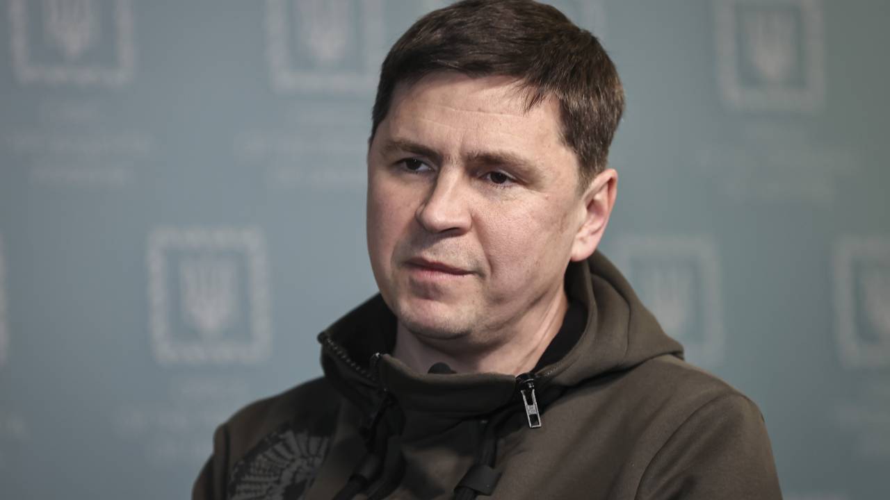 KYIV, UCRÂNIA - 09 DE MARÇO: O chefe do gabinete do presidente da Ucrânia, Mikhail Podolyak, fala durante uma entrevista sobre a crise Rússia-Ucrânia e as negociações entre Kyiv e Moscou em Kyiv, Ucrânia, em 09 de março de 2022.
