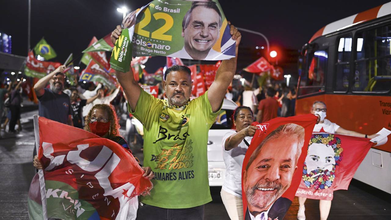 ALTA PRESSÃO - Bolsonaristas e petistas em campanha: luta ferrenha para conquistar quem ainda não decidiu o voto -