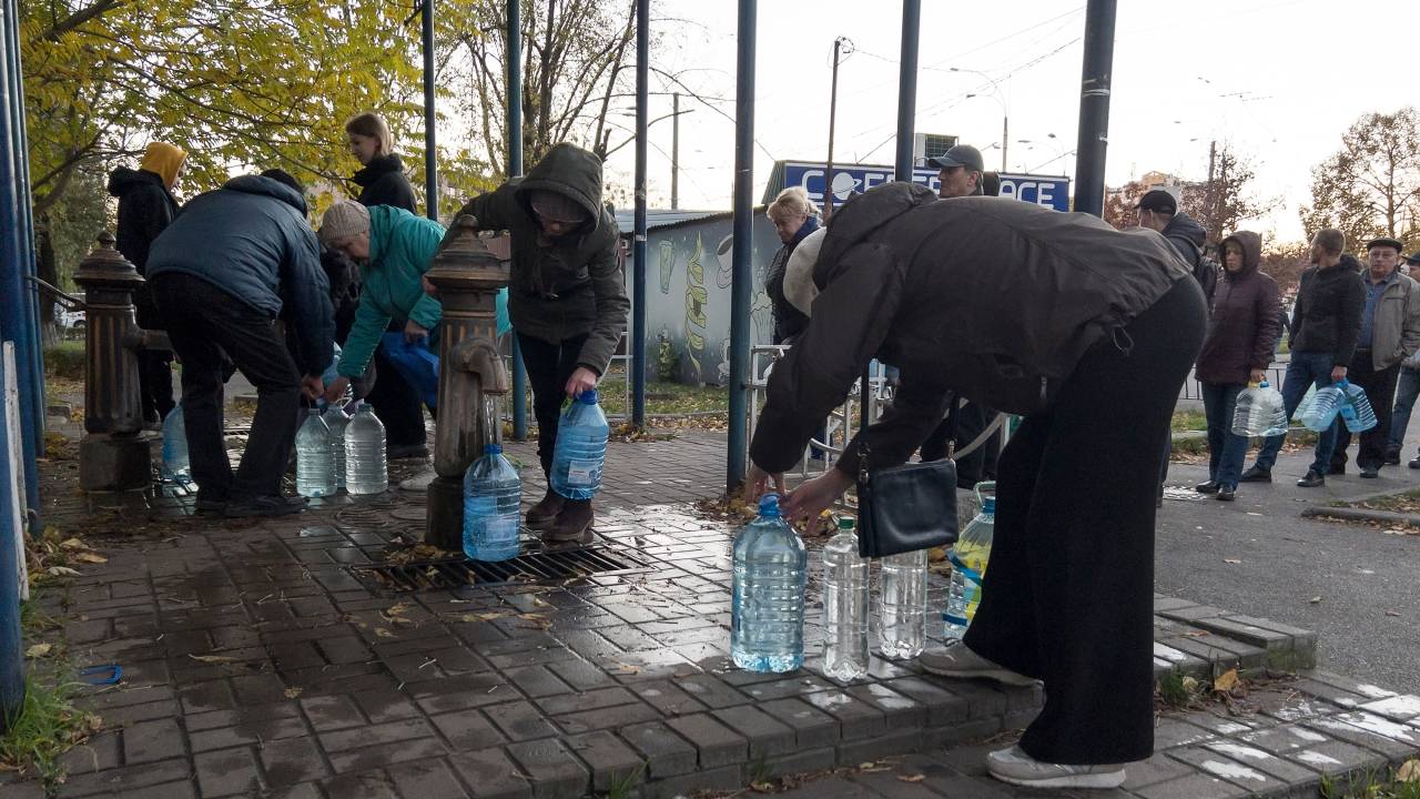 Cerca de 80% dos moradores de Kyiv ficaram sem abastecimento de água após um ataque de mísseis russos à infraestrutura de energia ucraniana. 31/10/2022 (Photo by Maxym Marusenko/NurPhoto via Getty Images)