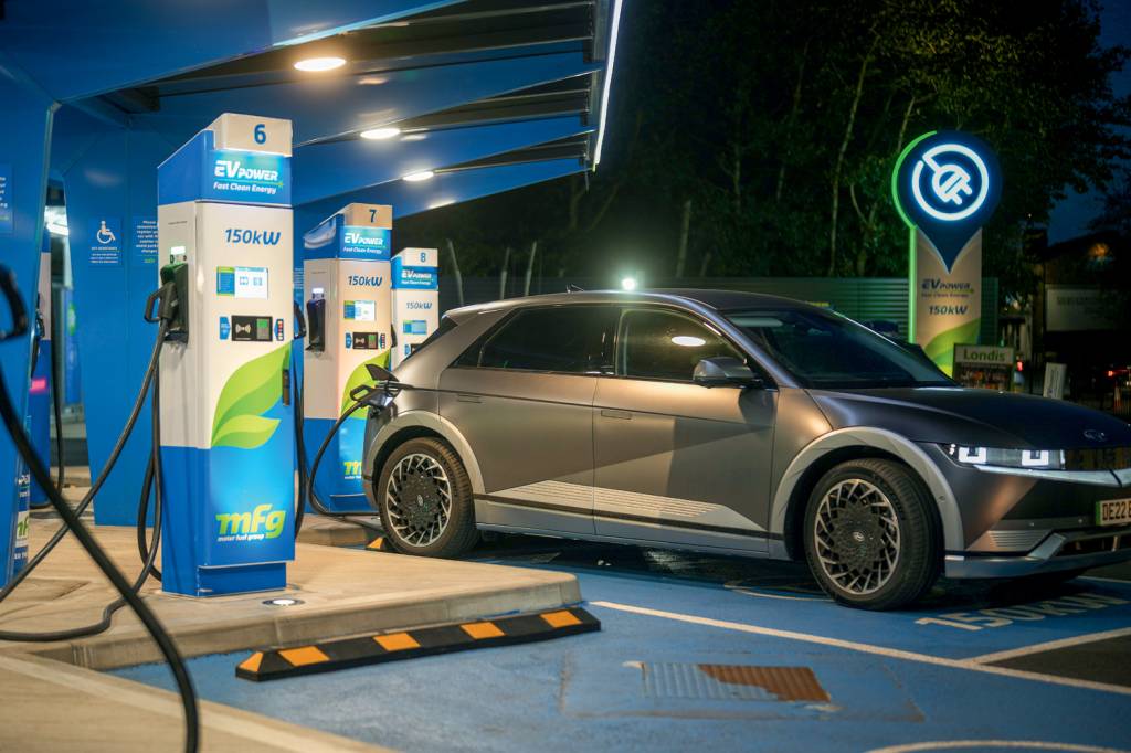 Electric Car Sales Are Bright Spot Amid Industry’s Slump NA TOMADA - Elétricos ganham espaço: em 2022, eles serão 13% das vendas -