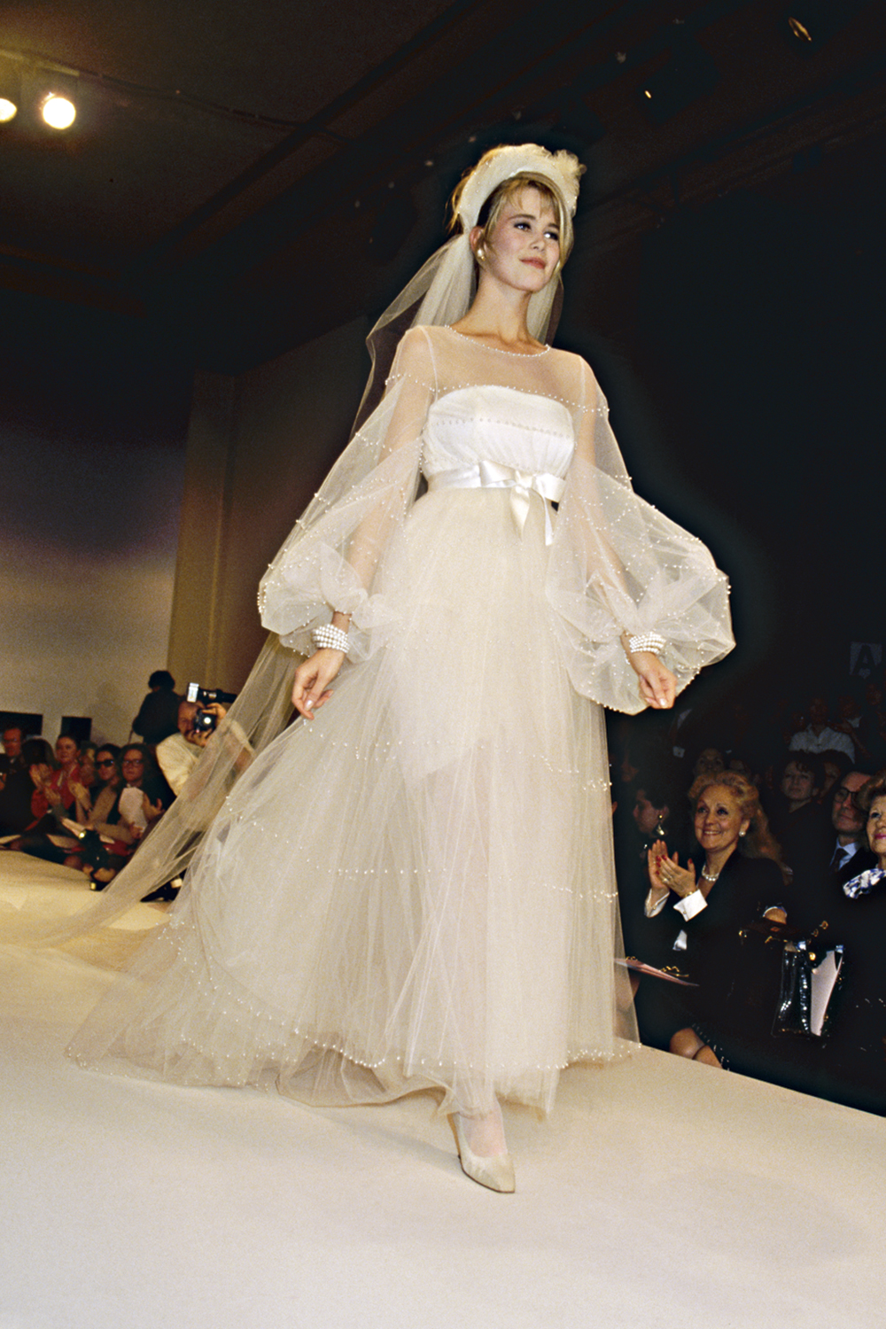 GettyImages-627426632.jpg PASSARELA - A noiva de Claudia Schiffer: a modelo foi uma das preferidas do estilista -