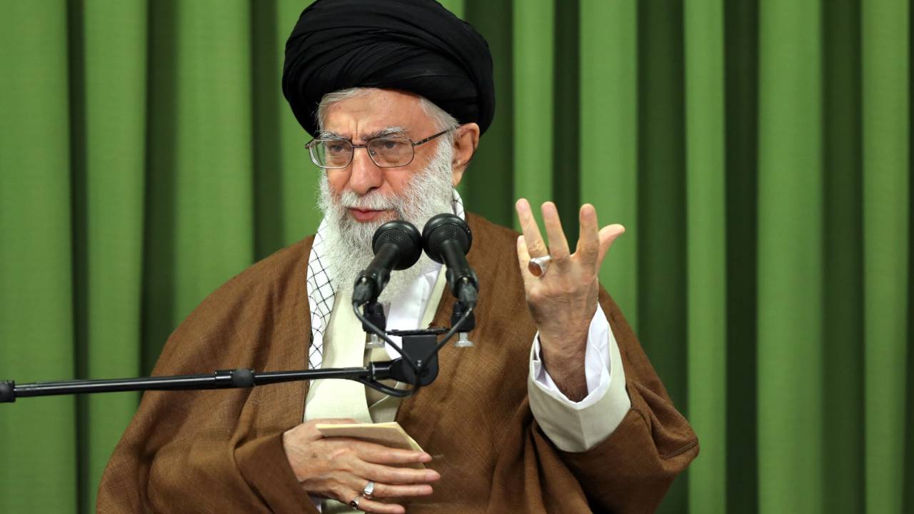 O líder supremo do Irã, o aiatolá Ali Khamanei, fala durante sua reunião com estudantes em Teerã, Irã. 18/10/2017