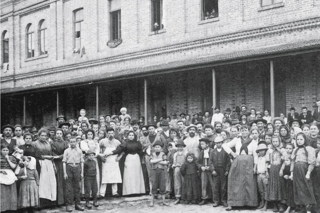 IMIGRANTES-ITALIANOS-BRAS-1890-DIAS-LOPES-1.jpg AMÉRICA - Chegada à terra nova: italianos na hospedaria do Brás, em 1890 -