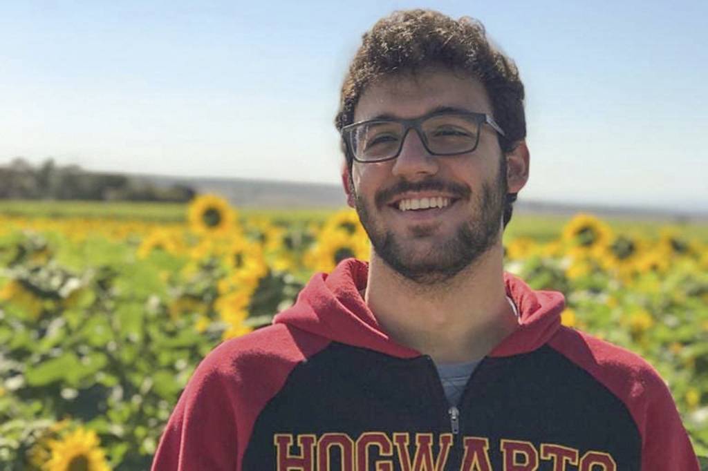Matheus-Boa.jpg SEM DRAMA - “A ideia de não ter produção prévia é totalmente diferente do que estamos acostumados”, diz o ator carioca Matheus Boas, adepto do BeReal. Ele elogia a chance de ver fotos “de verdade” de si mesmo e dos amigos e se sente aliviado com a ausência de curtidas e de seguidores na nova rede social -