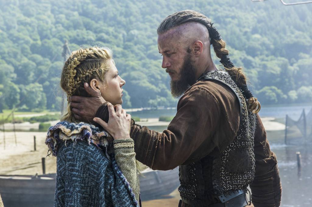 Travis-Fimmel-Ragnar-Lothbrok-and-Lagertha-Vikings-1.jpg PODER VIKING - O uso de tranças por homens que habitavam a Escandinávia era visto como sinal de virilidade, masculinidade e força. Diversas ilustrações mostram guerreiros vikings com o penteado, adotado por algumas mulheres -