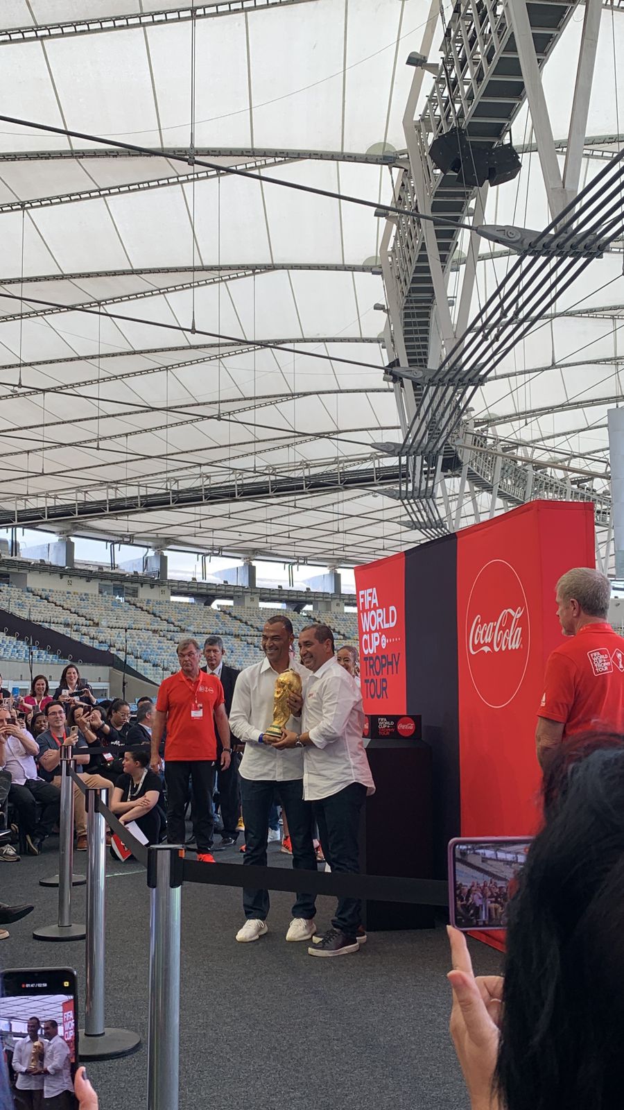 A gafe de Cafu durante tour da Taça da Copa do Mundo; assista