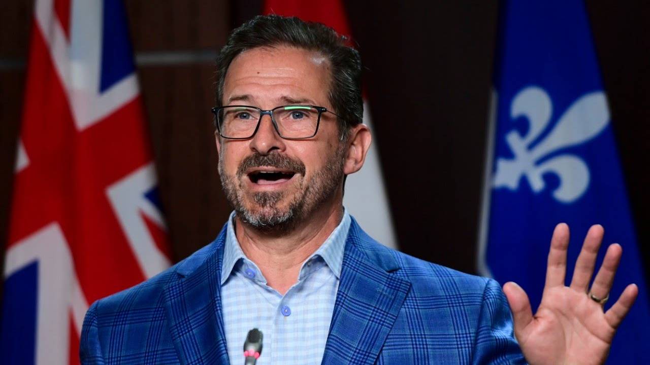 Líder do partido separatista do Quebec, Yves-François Blanchet, afirma que fidelidade a um soberano estrangeiro é ultrapassada e cara.