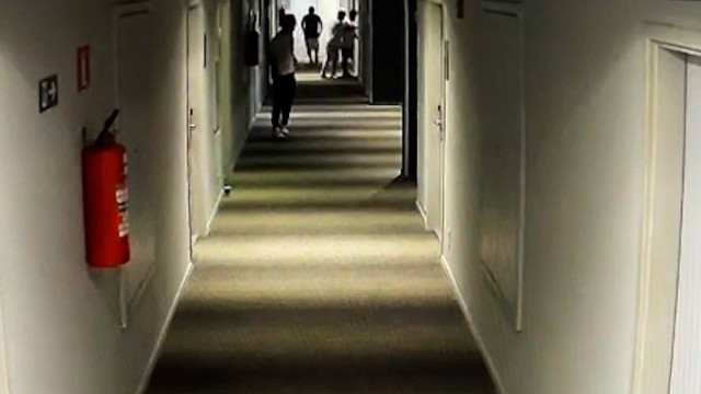 Momento em que jogadores circulam de cueca por hotel.