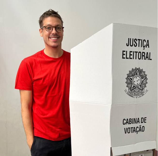Como os famosos revelaram seus votos ao posarem na saída das urnas